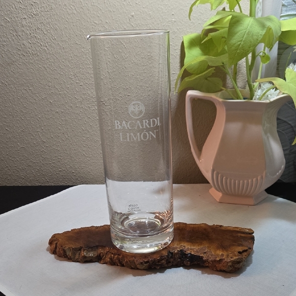 Bacardi Limón Glass Mixing Beaker Carafe. - Picture 1 of 4